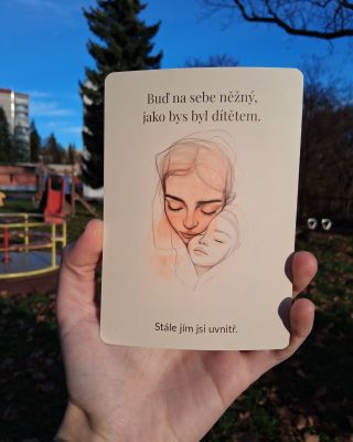 Buď na sebe něžný. Tak, jak bys byl k malému dítěti. Protože někde uvnitř jím pořád jsi. 🤍 Každý z nás v sobě nese kousek...